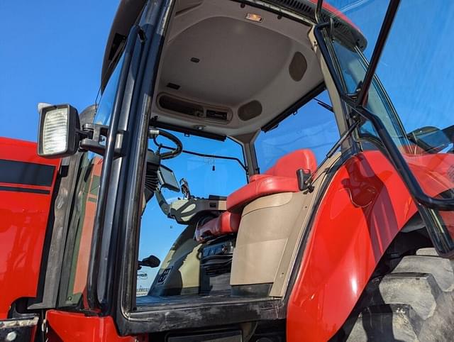 Image of Case IH Magnum 260 equipment image 2