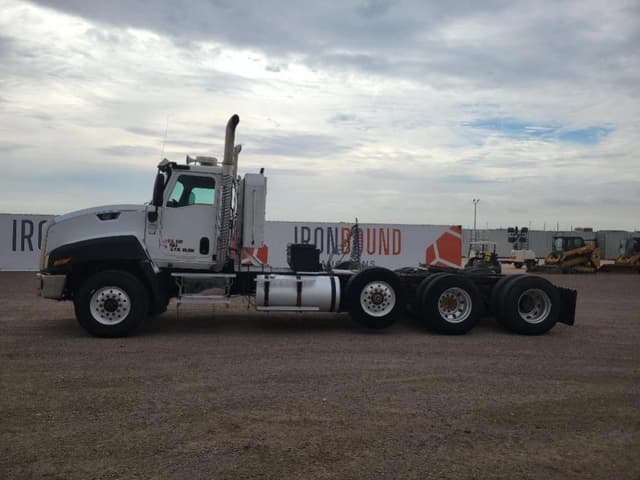 Image of Caterpillar CT660L equipment image 1