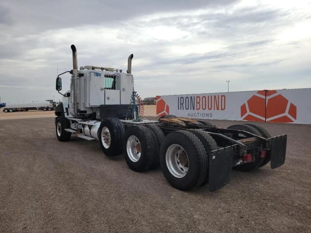 Image of Caterpillar CT660L equipment image 2
