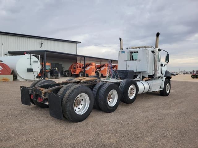 Image of Caterpillar CT660L equipment image 4