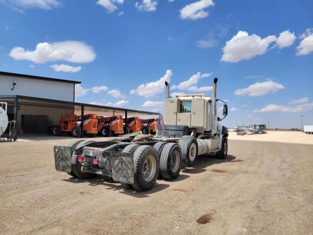 Image of Caterpillar CT660L equipment image 4