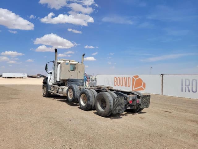 Image of Caterpillar CT660L equipment image 2