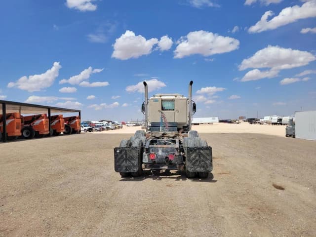 Image of Caterpillar CT660L equipment image 3