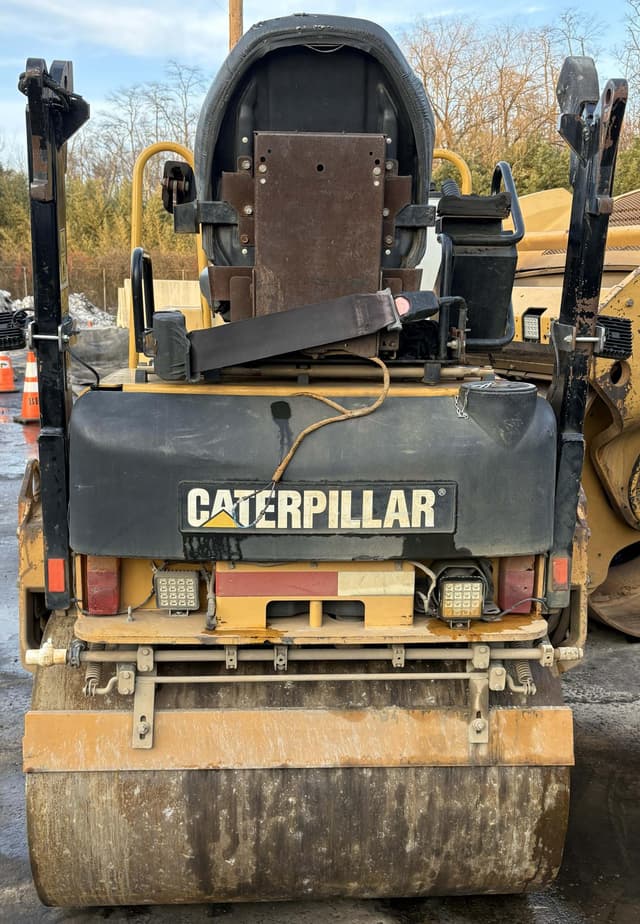 Image of Caterpillar CB24 equipment image 3