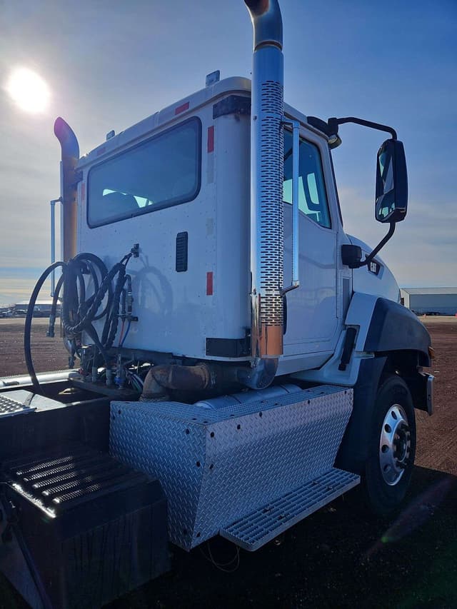 Image of Caterpillar CT660 equipment image 4