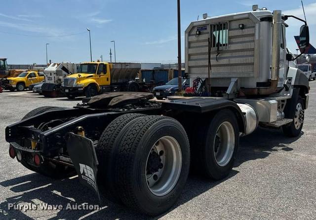 Image of Caterpillar CT660S equipment image 4