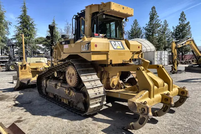 Image of Caterpillar D6T XL equipment image 4