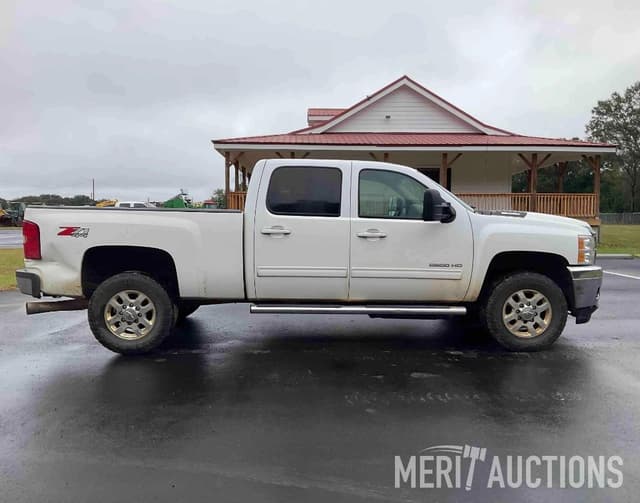 Image of Chevrolet 2500HD equipment image 3