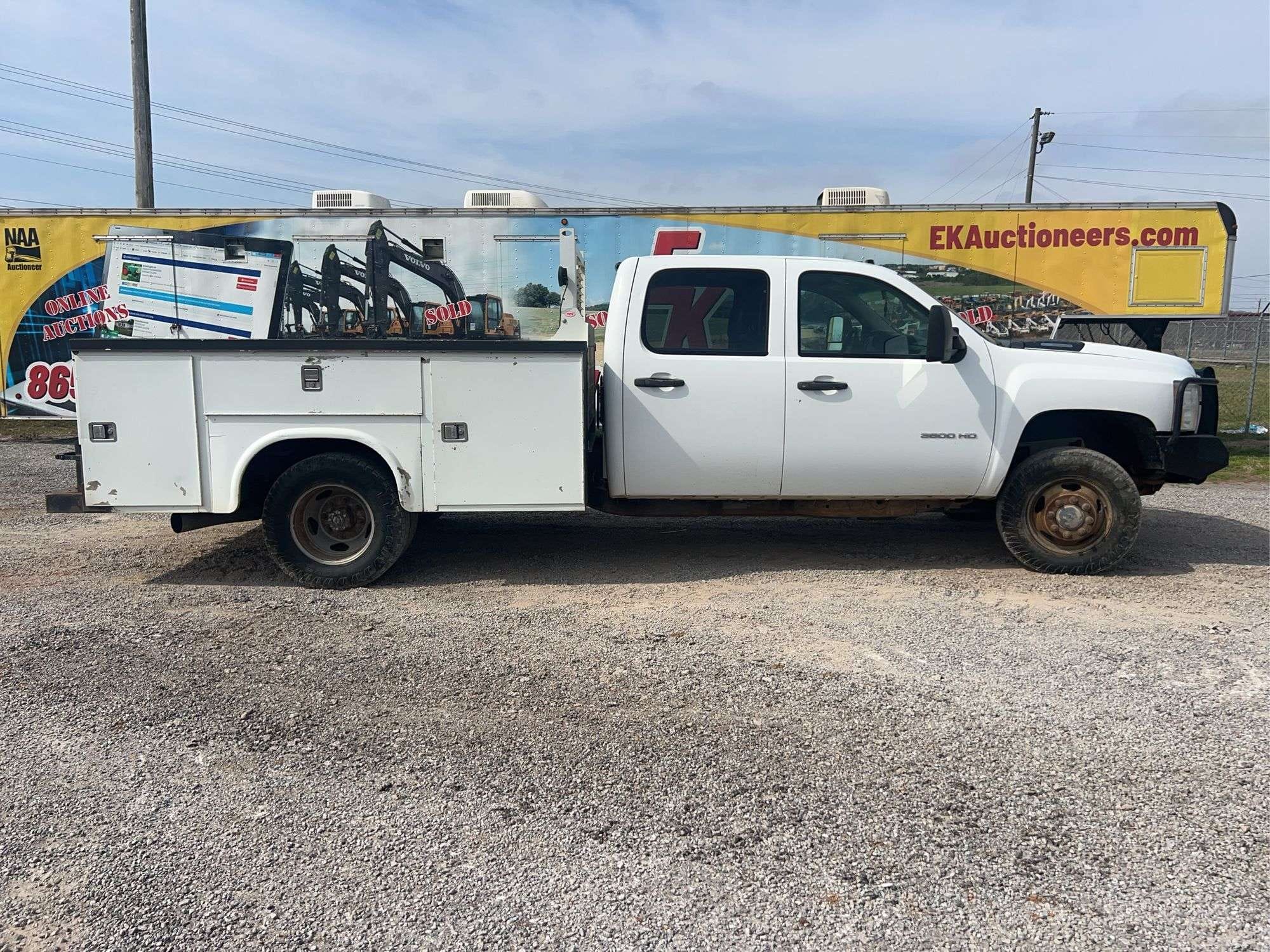 2013 Chevrolet 3500HD Equipment Image0