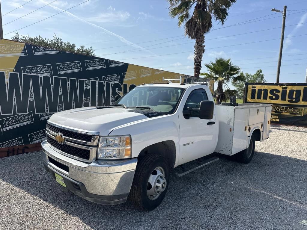 2013 Chevrolet 3500HD Equipment Image0