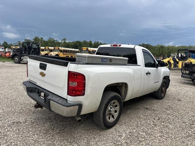 Image of Chevrolet Silverado equipment image 2