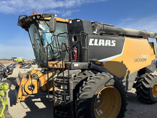 Image of CLAAS LEXION 740 equipment image 4