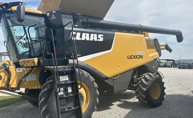 Image of CLAAS LEXION 740 equipment image 1