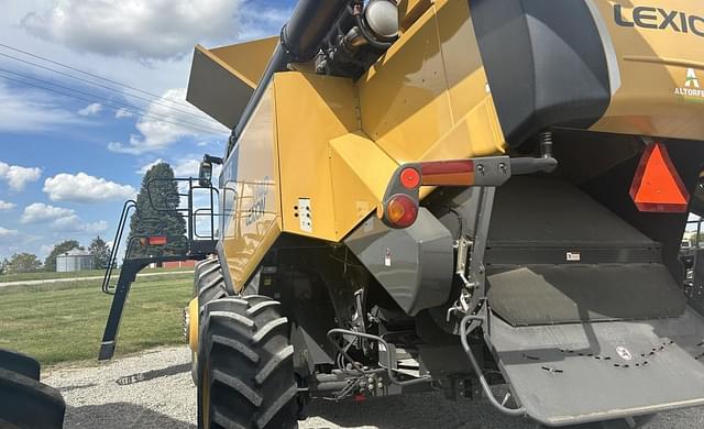 Image of CLAAS LEXION 740 equipment image 2