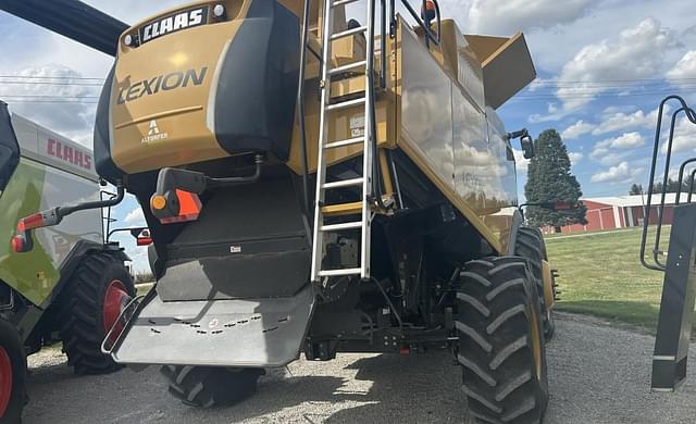 Image of CLAAS LEXION 740 equipment image 4