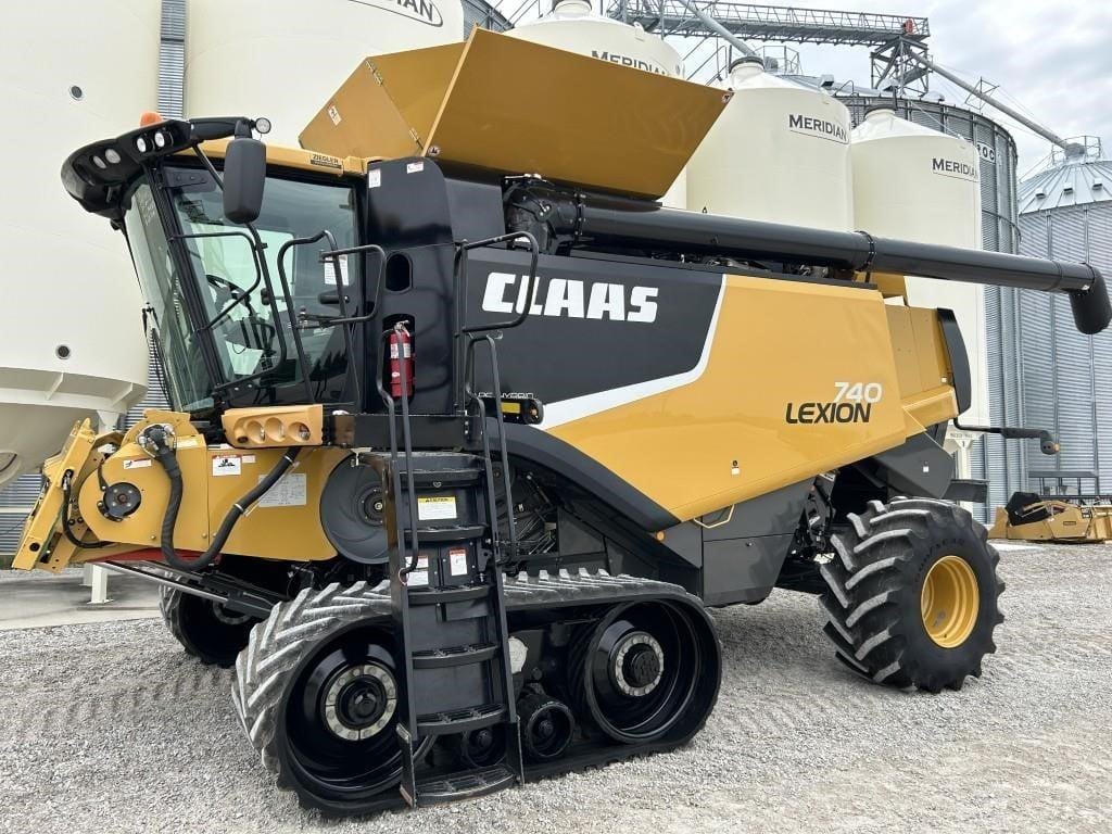 2013 CLAAS LEXION 740TT Equipment Image0