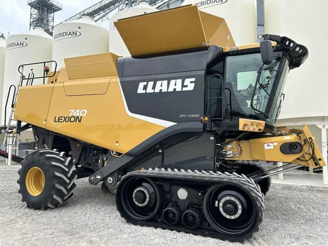 Image of CLAAS LEXION 740TT equipment image 1