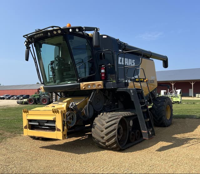 Image of CLAAS LEXION 740TT equipment image 1