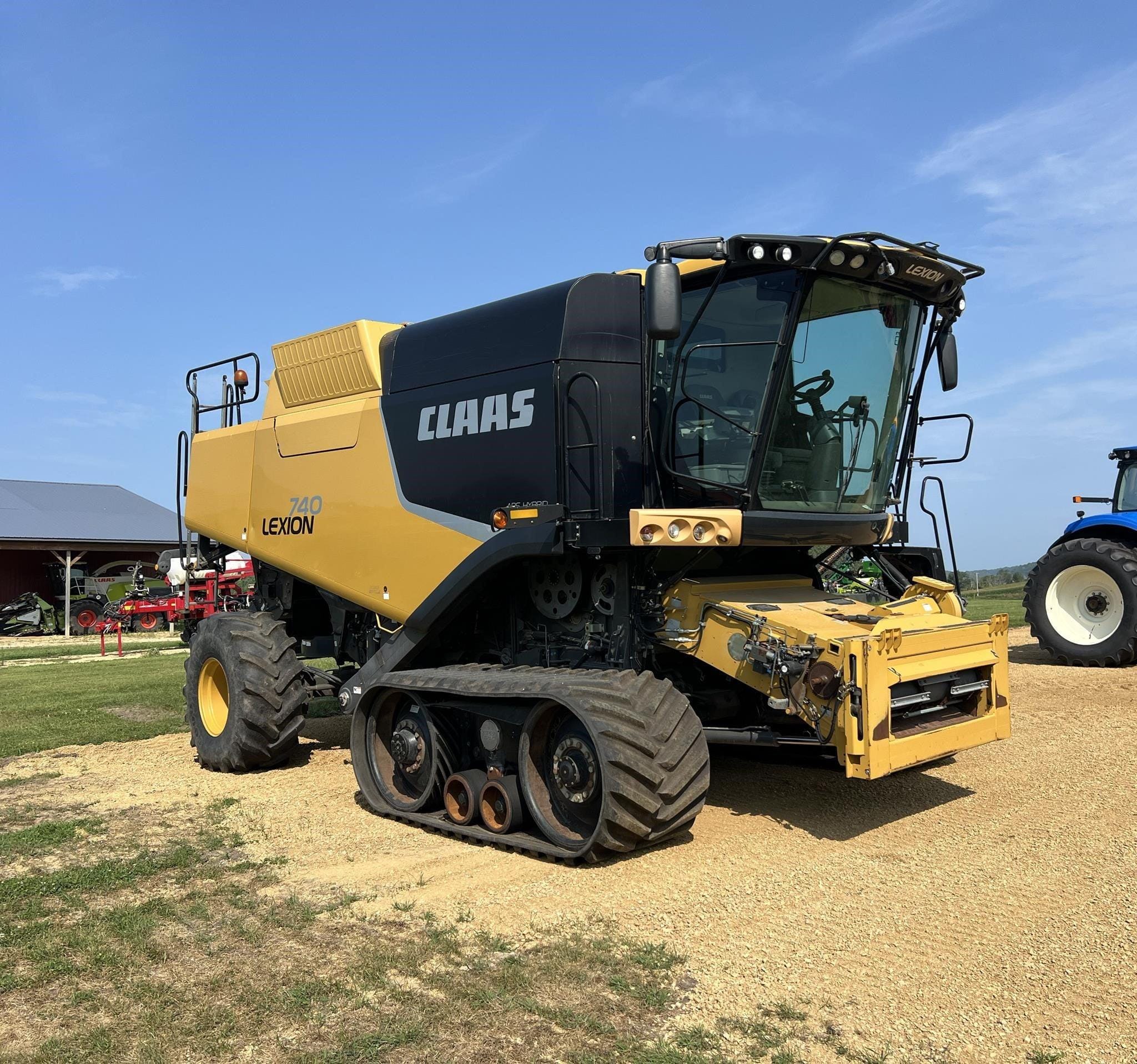 2013 CLAAS LEXION 740TT Equipment Image0