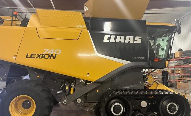 Image of CLAAS LEXION 740TT equipment image 4