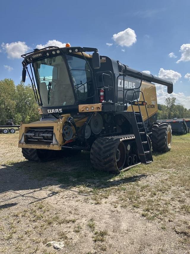 Image of CLAAS LEXION 740TT equipment image 1