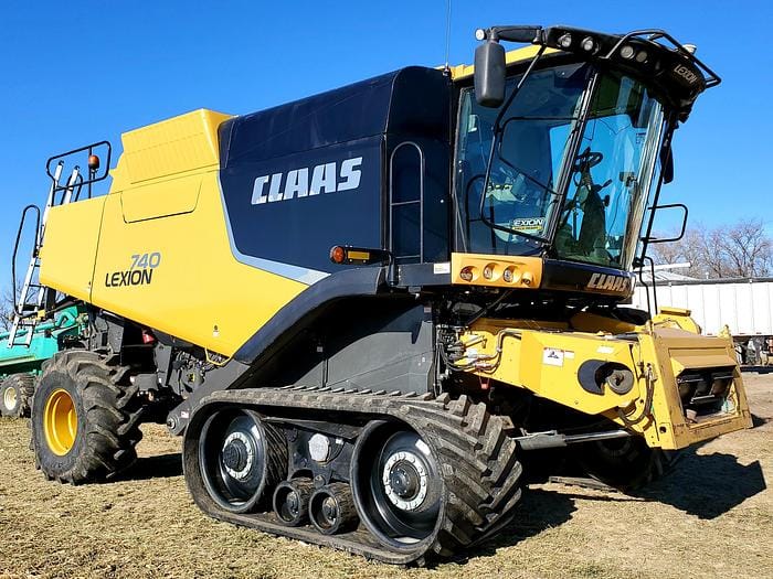 2013 CLAAS LEXION 740TT Equipment Image0