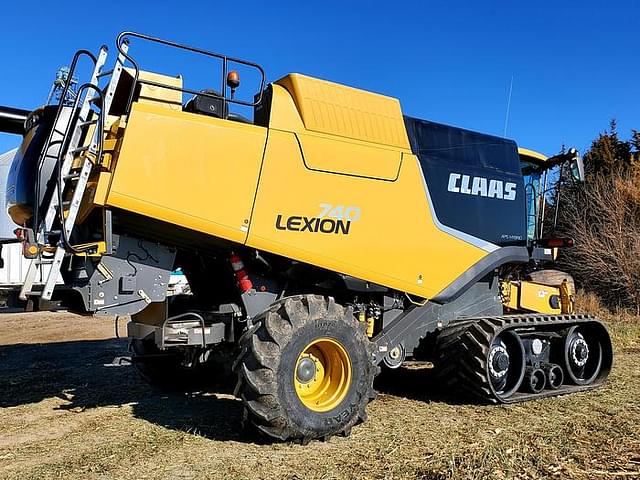 Image of CLAAS LEXION 740TT equipment image 2