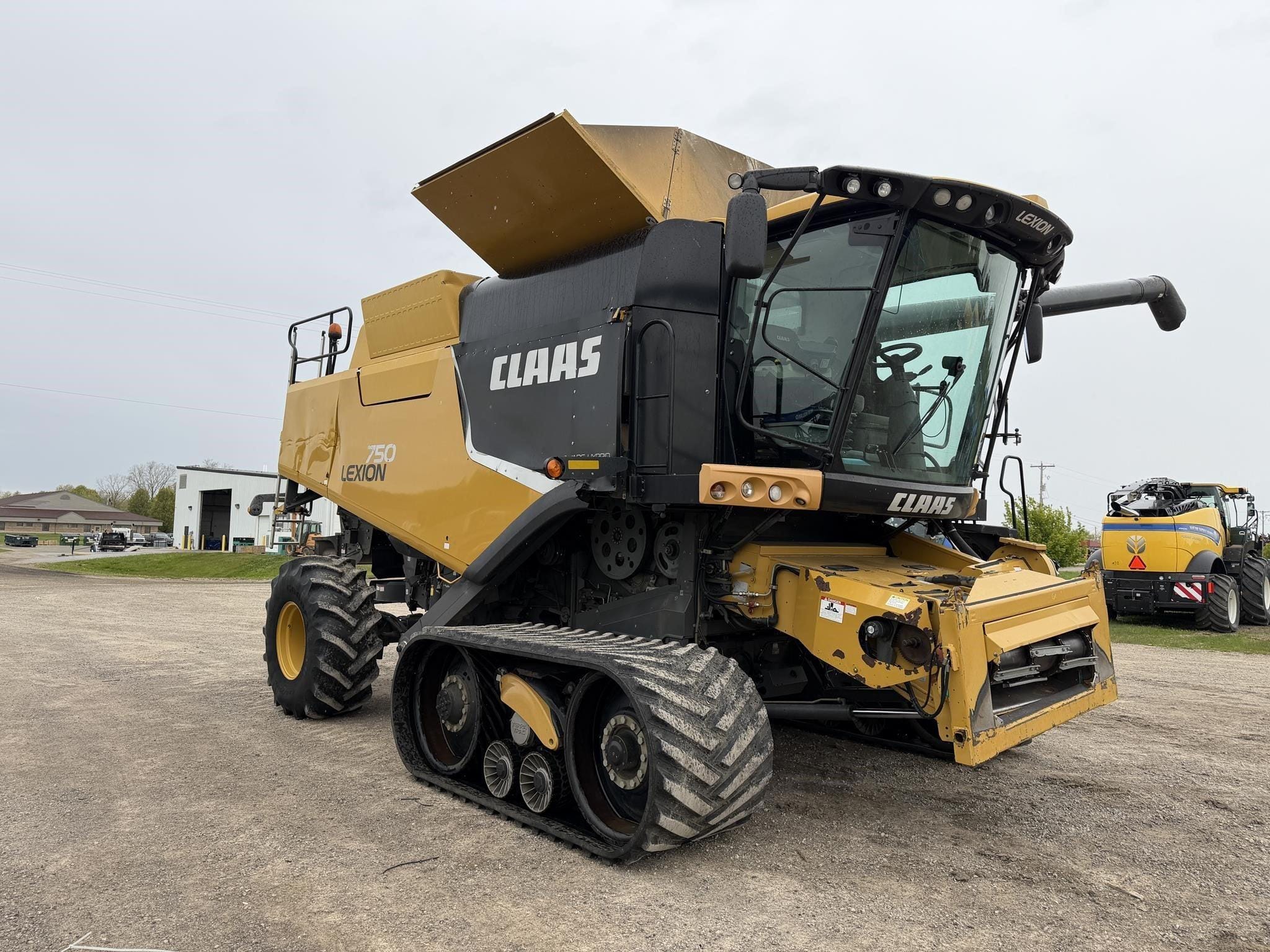 2013 CLAAS LEXION 750TT Equipment Image0