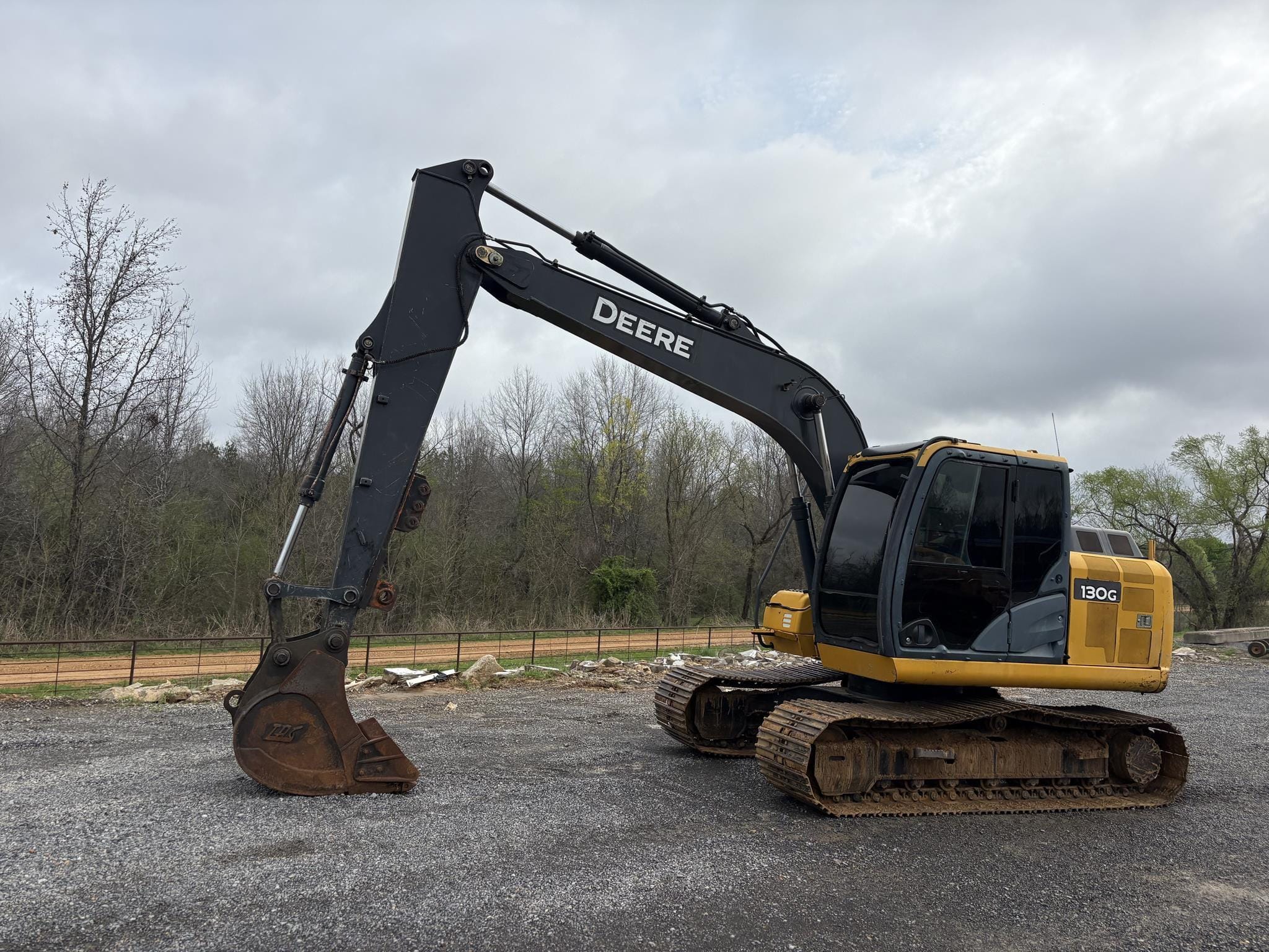 2013 John Deere 130G Equipment Image0