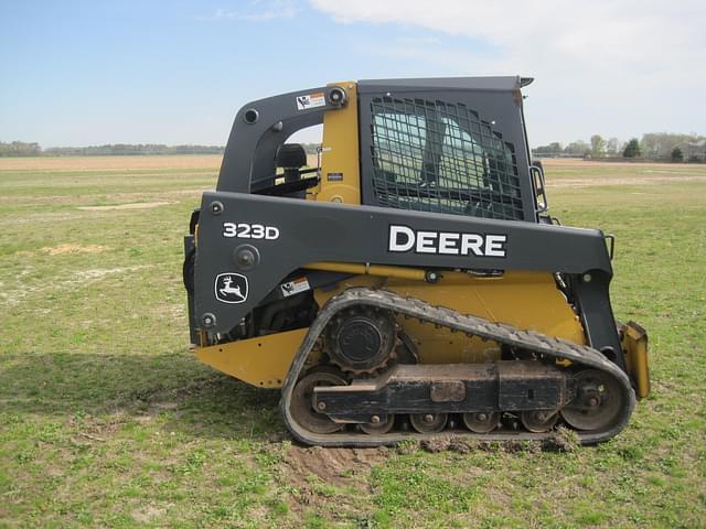 Image of John Deere 323D equipment image 4