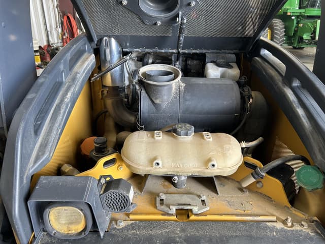 Image of John Deere 333E equipment image 1