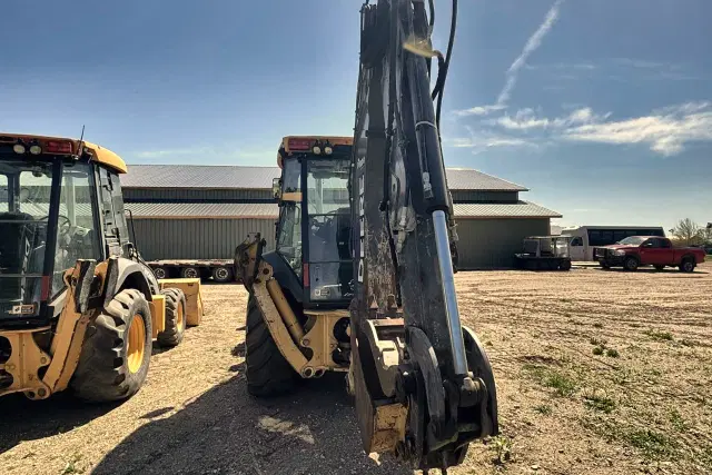 Image of John Deere 410K equipment image 4