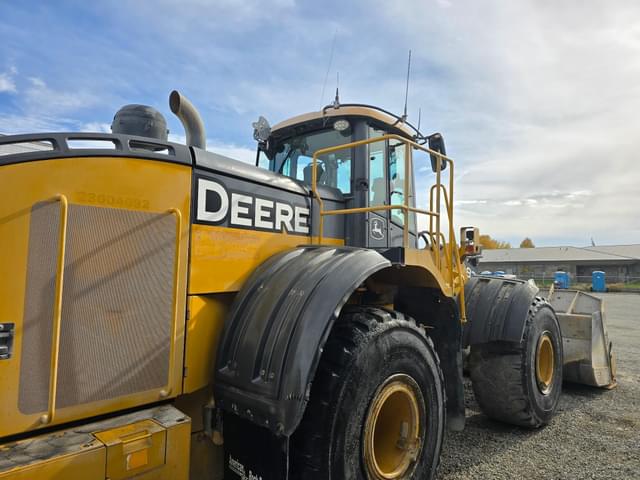 Image of John Deere 824K equipment image 4