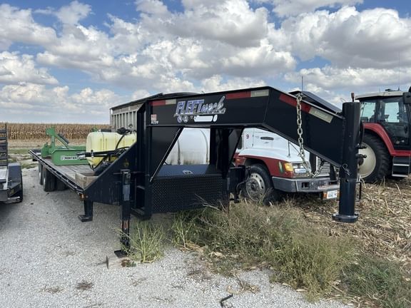 2013 Diamond C FLT210 Equipment Image0