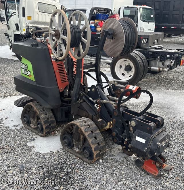 Image of Ditch Witch R300 equipment image 2