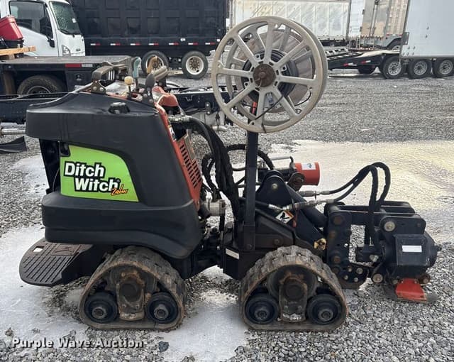 Image of Ditch Witch R300 equipment image 3