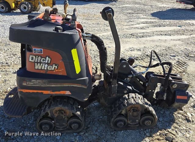 Image of Ditch Witch R300 equipment image 3