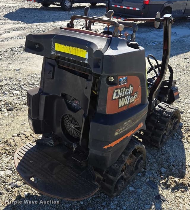Image of Ditch Witch R300 equipment image 4