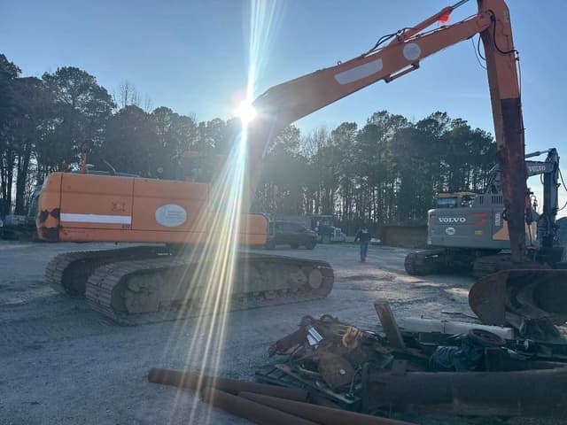 Image of  Doosan DX225LC equipment image 2