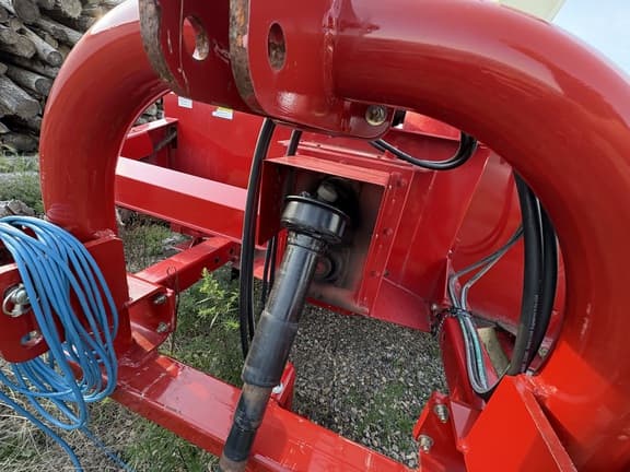 Image of Buhler Farm King Y1080C equipment image 4