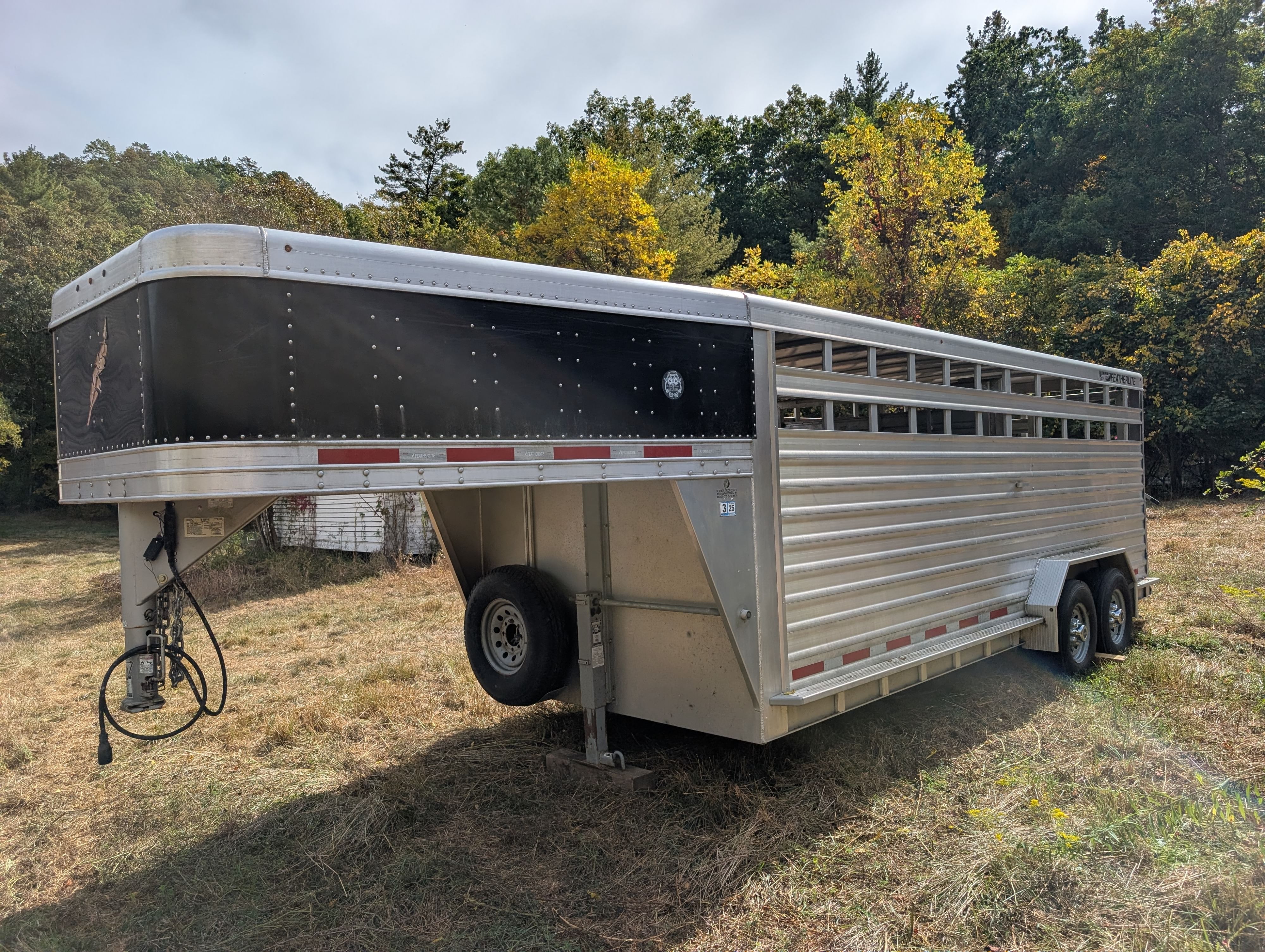 2013 Featherlite 8127 Equipment Image0