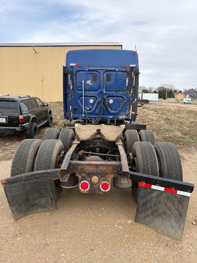 Image of Freightliner Cascadia 125 equipment image 4