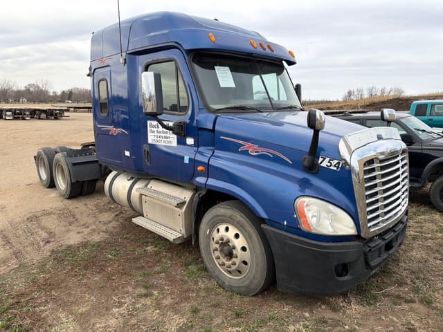 Image of Freightliner Cascadia 125 equipment image 2