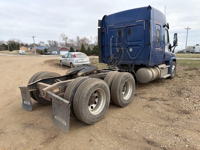 Image of Freightliner Cascadia 125 equipment image 3