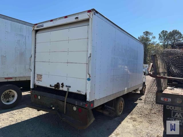 Image of Ford E-350 equipment image 3