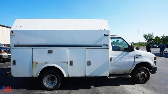 Image of Ford E-350 equipment image 4