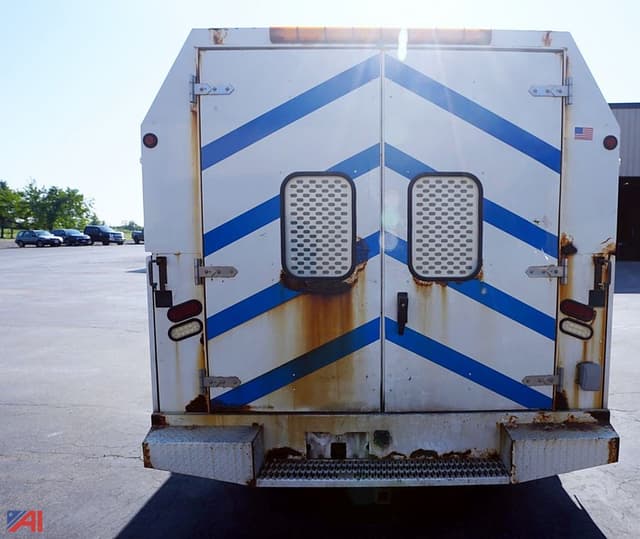 Image of Ford E-350 equipment image 3