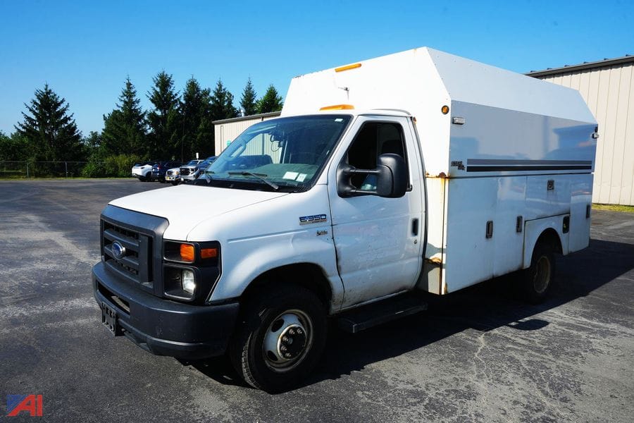 2013 Ford E-350 Equipment Image0