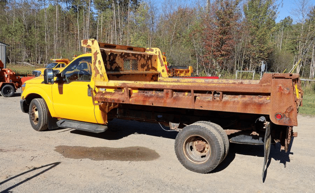 Image of Ford F-350 equipment image 2