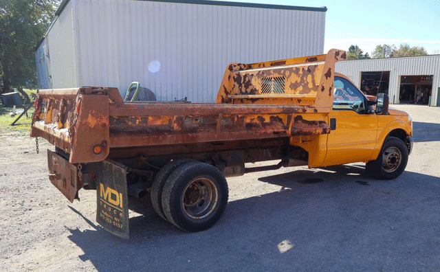 Image of Ford F-350 equipment image 4